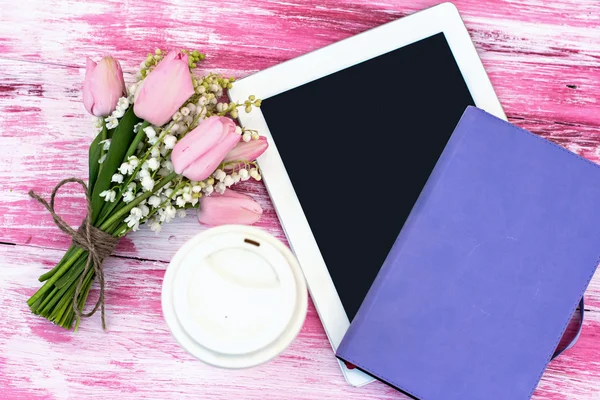 günlüğü, tablet bilgisayar, bir bardak kahve ve valle Zambakları