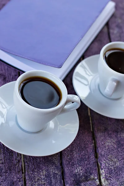 Tagebuch und Tassen Kaffee — Stockfoto