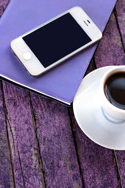 Дневник, мобильный телефон и чашка кофе — стоковое фото
