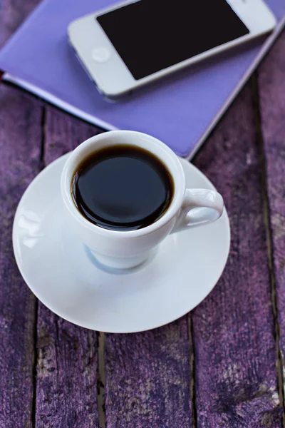 Journal intime, téléphone portable et une tasse de café — Photo