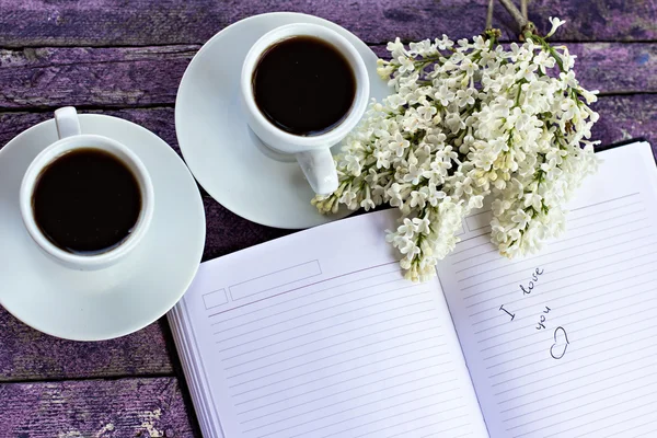 Entrada no diário "Eu te amo", xícaras de café e ramo de lil — Fotografia de Stock