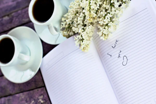 Entrada en el diario "Te amo", tazas de café y rama de lil —  Fotos de Stock