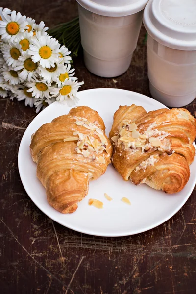 Coffee and croissant — Stock Photo, Image