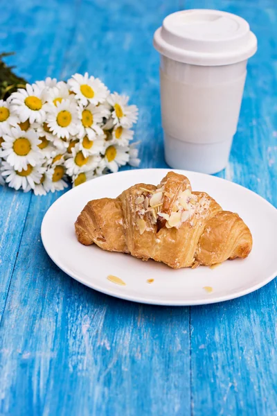 Coffee and croissant — Stock Photo, Image