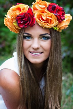 başında çiçek çelenk ile güzel bir genç kadın