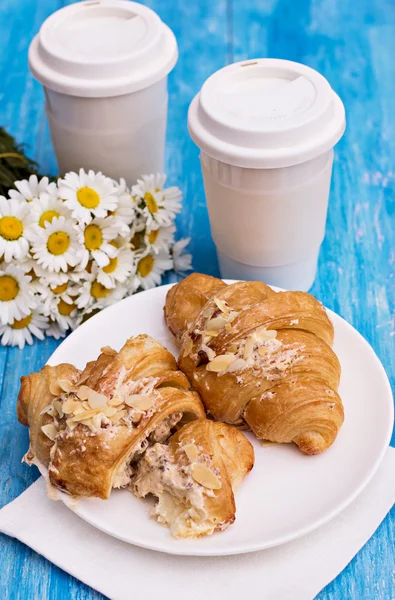 Coffee and croissants — Stock Photo, Image