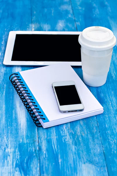 Diario, telefono cellulare, tablet PC e caffè — Foto Stock