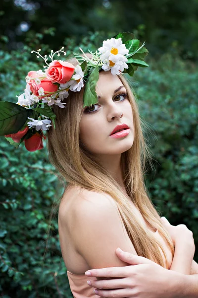 Başında çiçek çelenk ile güzel bir genç kadın — Stok fotoğraf