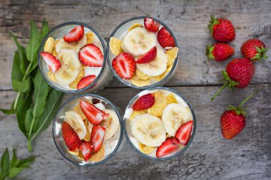 Kahvaltı - çilek, muz peynir, Mısır gevreği