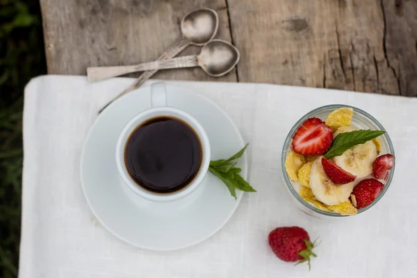 Kaffee und Dessert mit Früchten — Stockfoto