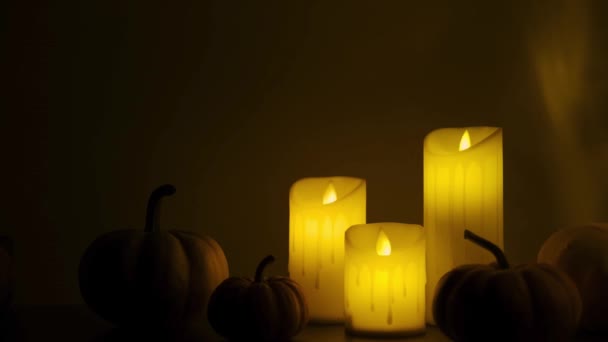Nachtcompositie met kaarsen en pompoenen. Halloween huisdecoraties. — Stockvideo