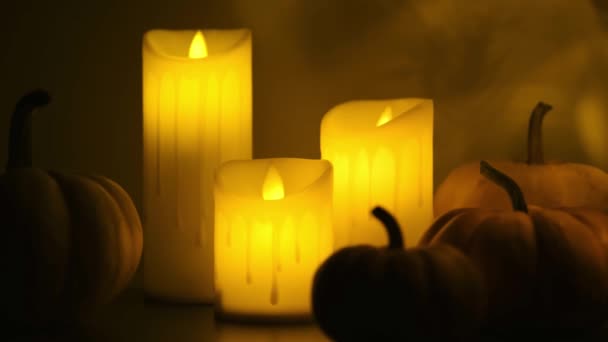 Noční kompozice se svíčkami a dýněmi. Halloween domácí dekorace. — Stock video