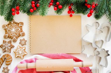Noel kurabiyesi, kahverengi defter, kurabiye keskisi ve merdane..
