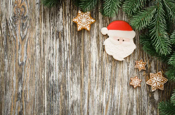 Fondo de madera de Navidad con abeto y pan de jengibre Santa. — Foto de Stock