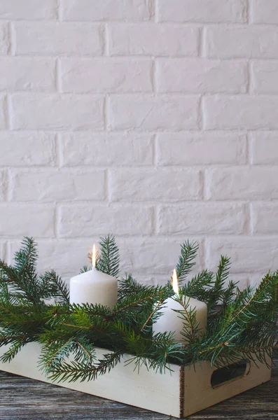 Einfaches weihnachtliches floristisches Arrangement für festlichen Tisch — Stockfoto
