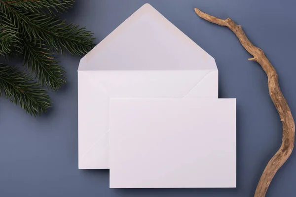 Karta świąteczna makieta w minimalistycznym stylu — Zdjęcie stockowe