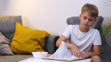 Öğrenci, kağıt hamuru dağı şeklinde yaratıcı bir proje yapıyor..