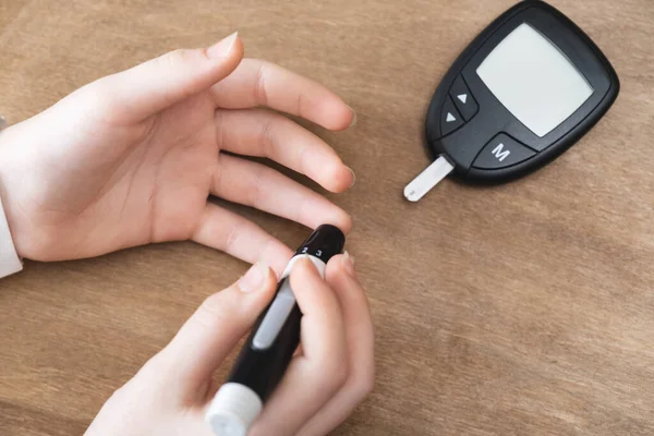 Diabetes kontroluje hladinu cukru v krvi. Dítě používající Lancelot a glukometr — Stock fotografie