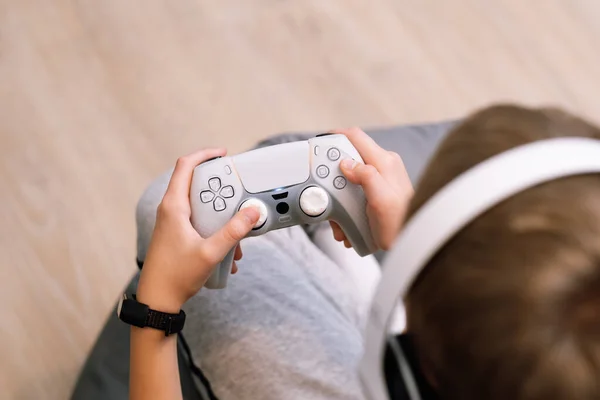 Close-up de meninos adolescentes mãos segurando joystick. Conceito de jogar no console. — Fotografia de Stock