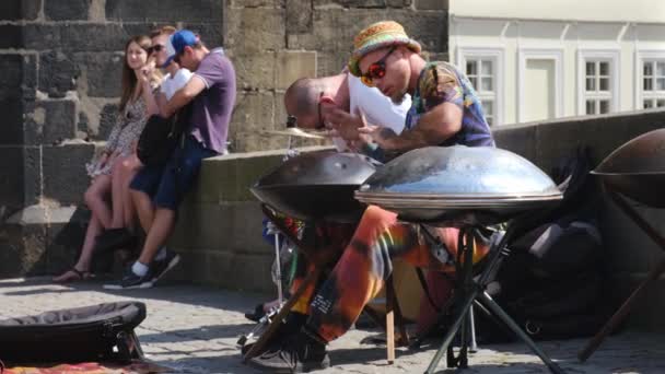 프라하의 찰스 다리에서 드럼을 연주하고 있는 거리 음악가들 — 비디오