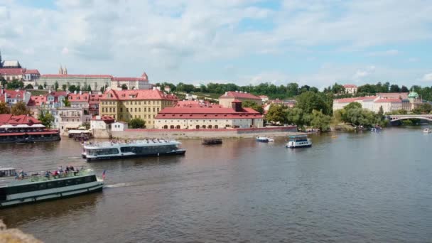 Pohled na řeku Vltavu a výletní čluny za letního slunečného dne v Praze. — Stock video