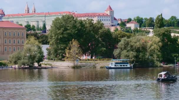 Άποψη του ποταμού Vltava και σκάφη αναψυχής σε μια ηλιόλουστη μέρα του καλοκαιριού στην Πράγα. — Αρχείο Βίντεο