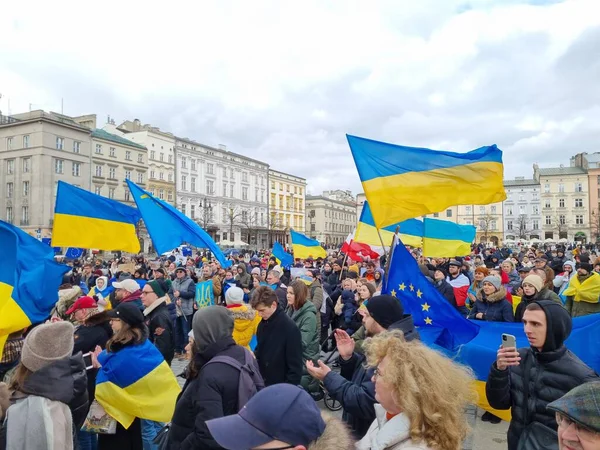 KRAKOW, ПОЛЬЩА - FEB 19, 2022: Зустріч для підтримки миру в Україні та проти російської агресії — стокове фото