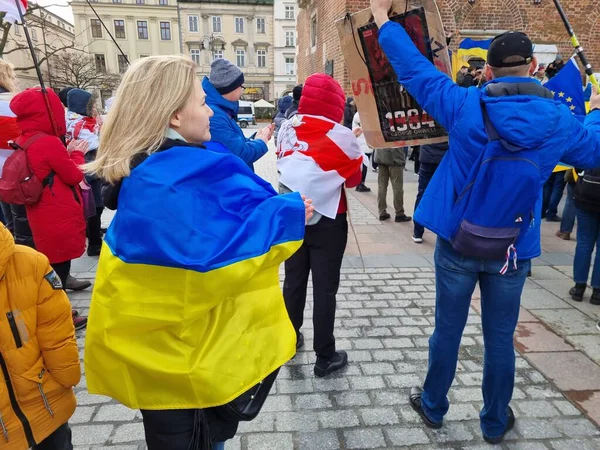 KRAKOW, ПОЛЬЩА - FEB 19, 2022: Зустріч для підтримки миру в Україні та проти російської агресії — стокове фото