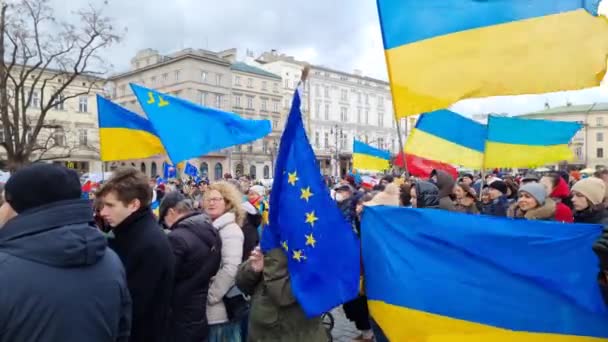 KRAKOW, POLEN - FEB 19, 2022: Bijeenkomst ter ondersteuning van de vrede in Oekraïne — Stockvideo