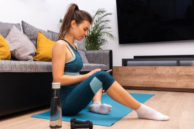 Akıllı telefondaki çekici sporcu kadın web sitesi. Slim fitness kızı spor başvurularından bildirimi kontrol ediyor