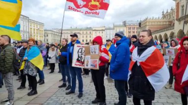 KRAKOW, POLAND - 19 Şubat 2022: Ukrayna 'da barışı desteklemek için toplantı