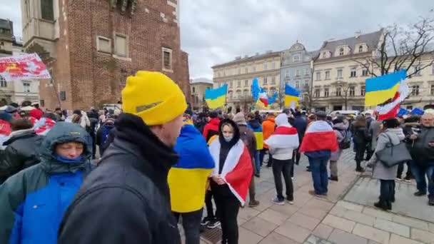 KRAKOW, POLEN - FEB 19, 2022: Møde for at støtte freden i Ukraine – Gratis stock-video