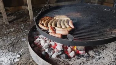 Izgarada leziz ızgara sosisler, açık havada. Izgara yemek, barbekü