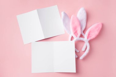 Süslü tavşan kulaklı Paskalya modeli. Pembe arka planda tasarım için Paskalya 'nın hassas boşlukları.