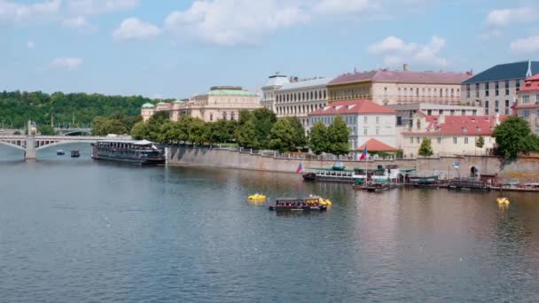Vista del río Moldava y embarcaciones de recreo en un día soleado de verano en Praga. — Vídeo de stock