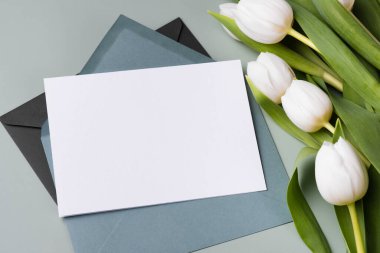 Mektuplar, tebrik kartları, kartpostallar ya da davetiyeler için beyaz sayfa boş maketi.