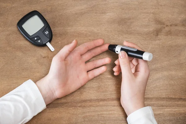 Diabetes dan Glycemia, anak mengeksplorasi kadar gula. Tes gula darah. — Stok Foto