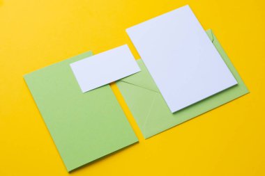 Bahar renginde damgalama elementleri. Grafik tasarımcıları sunumları veya iş portföyleri için modelleyin.