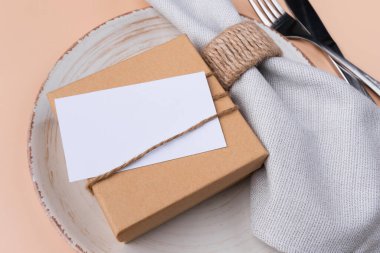 Hediye ve yedek kartı olan masaüstü yeri