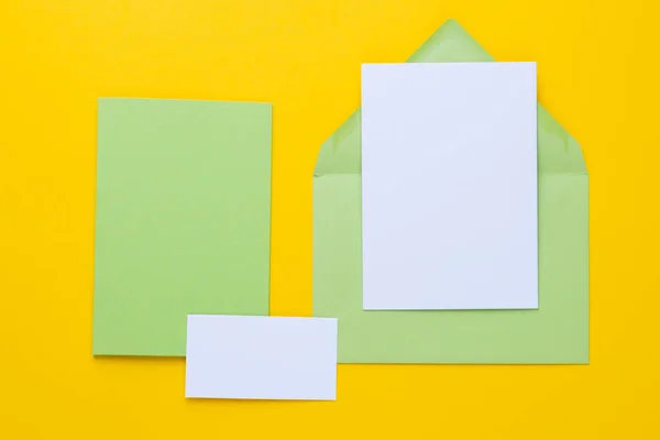 Conjunto de elementos de marca na cor amarela e verde. Mock up para apresentações de designers gráficos ou carteiras de negócios. — Fotografia de Stock