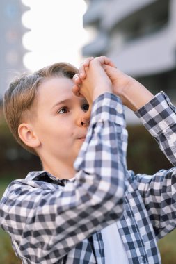 Yaramaz sarışın çocuk surat asar ve şımartır, dilini gösterir ve aylaklık eder.