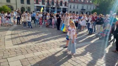 İşlemeli gömleklerle Ukraynalılar Dünya Vyshyvanka Günü 'nü kutladılar