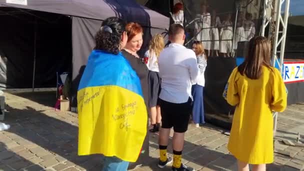 Os ucranianos em camisas bordadas com bandeiras celebram o Dia Mundial de Vyshyvanka — Vídeo de Stock