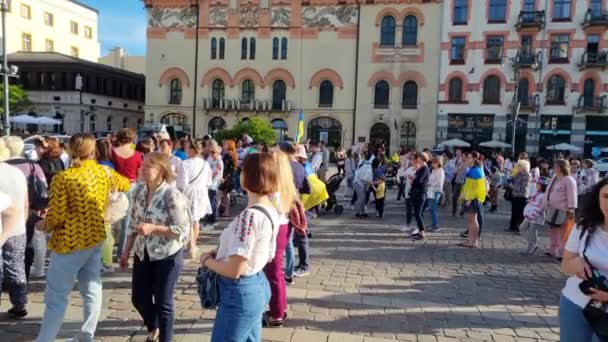 Ukraińcy w haftowanych koszulach z flagami świętują Światowy Dzień Wyszewki — Wideo stockowe