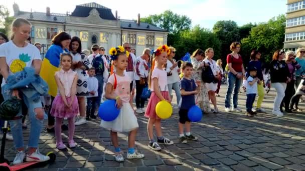 Ucraini in camicie ricamate con bandiere celebrano la Giornata Mondiale Vyshyvanka — Video Stock