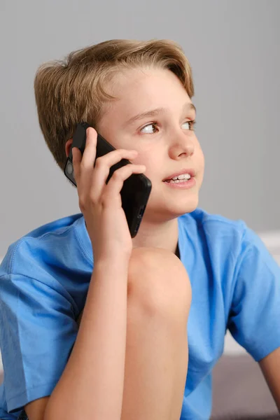 Chłopak Pokolenia Rozmawiający Przez Telefon Domu Portret Uroczego Szczęśliwego Dziecka — Zdjęcie stockowe