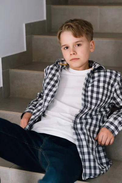 Portrét Roztomilého Teenagera Neformálním Oblečení Mladý Muž Sedí Schodech Budově — Stock fotografie