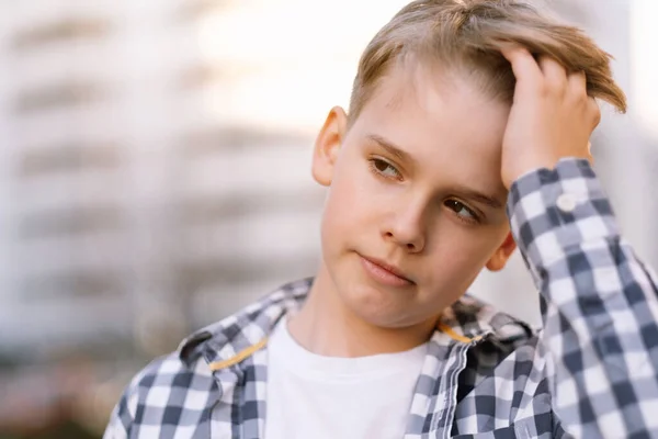 Portret Przystojnego Młodzieńca Poprawiającego Włosy Nowoczesna Młodzież Styl Życia Nastolatków — Zdjęcie stockowe