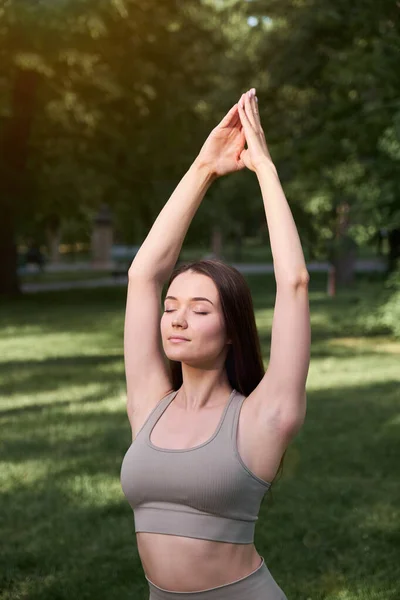 Porträtt Glad Ung Kvinna Som Utövar Yoga Parken Sommardag Hälsosam — Stockfoto