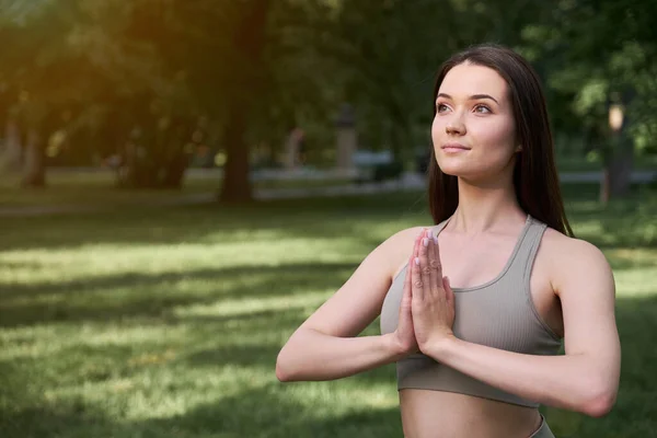 Portrait Happy Young Woman Practicing Yoga Park Summer Day Yoga — Stock Photo, Image